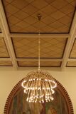 Kronleuchter aus der Aula meistbietend abzugeben!